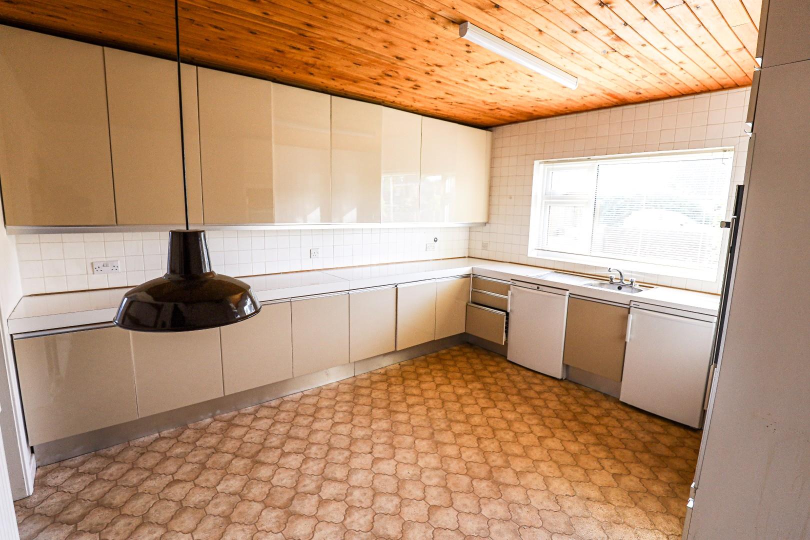 17 Darren Close, Cowbridge, Vale of Glamorgan, CF71 7DE